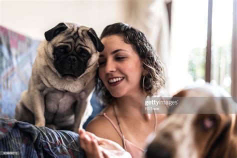 hund ficken|Junges Mädchen hat Spaß mit ihrem Hund zu Hause